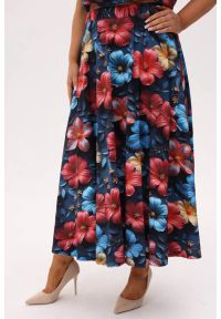Moda Size Plus Iwanek - Rozkloszowana spódnica Solea MIDI w print hibiskusa PLUS SIZE XXL OVERSIZE. Okazja: na co dzień. Kolekcja: plus size. Materiał: tkanina, dzianina, bawełna, jeans, elastan. Długość: krótkie. Wzór: nadruk. Styl: casual, elegancki