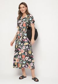 Born2be - Czarna Rozkloszowana Sukienka o Koszulowym Kroju z Paskiem w Kwiatowy Wzór Fevelorine. Okazja: na co dzień. Kolor: czarny. Wzór: kwiaty. Typ sukienki: koszulowe. Styl: casual #6