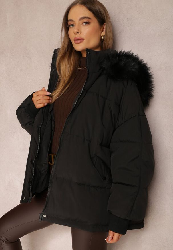 Renee - Czarna Kurtka Oversize z Futrzanym Kapturem Haduni. Kolor: czarny. Materiał: futro. Długość rękawa: długi rękaw. Długość: długie. Wzór: aplikacja. Sezon: zima