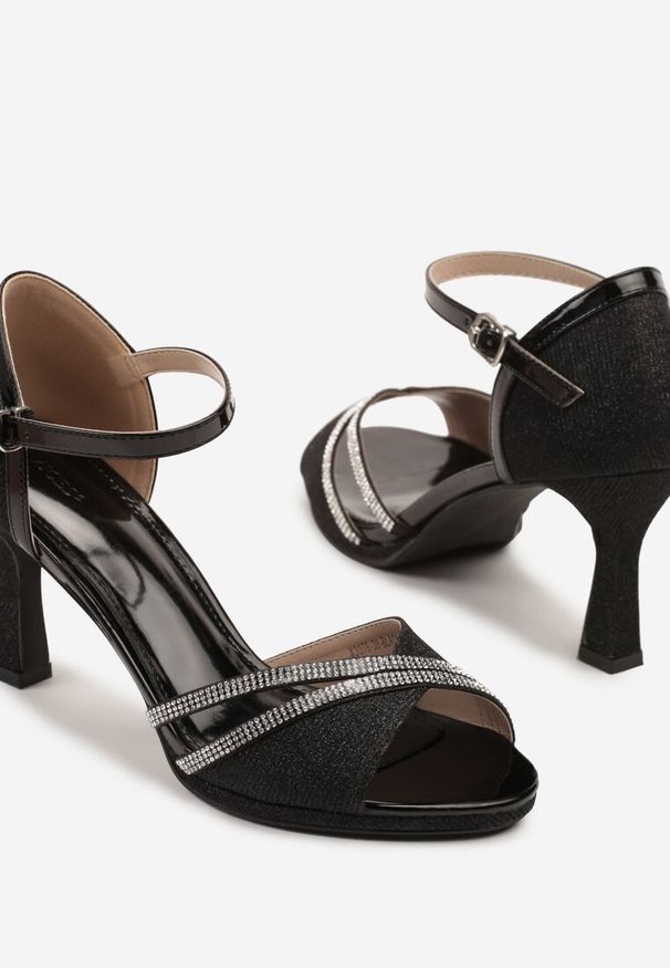 Renee - Czarne Sandały Vices na Szpilce Ozdobione Cyrkoniami i Brokatem Oviasse. Zapięcie: sprzączka. Kolor: czarny. Materiał: jeans. Wzór: aplikacja. Obcas: na szpilce. Styl: elegancki. Wysokość obcasa: średni