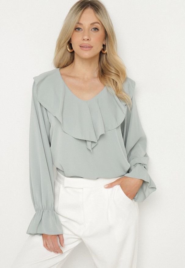 Born2be - Jasnozielona Bluzka z Ozdobną Falbanką Tanalissea. Okazja: na spotkanie biznesowe. Kolor: zielony. Styl: elegancki, biznesowy