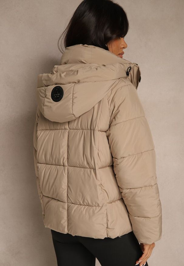 Renee - Ciemnobeżowa Pikowana Kurtka o Fasonie Oversize z Kapturem Galadea. Okazja: na co dzień. Typ kołnierza: kaptur. Kolor: beżowy. Materiał: poliester, dzianina, jeans. Wzór: aplikacja. Sezon: zima. Styl: casual