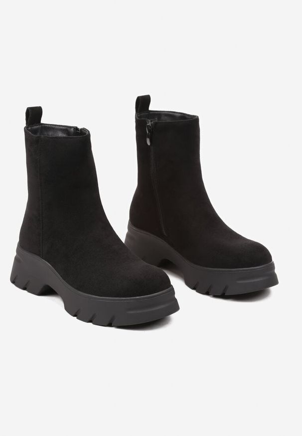Born2be - Czarne Botki z Imitacji Zamszu na Tłoczonej Platformie Naorinda. Kolor: czarny. Materiał: zamsz. Obcas: na platformie. Styl: klasyczny, elegancki