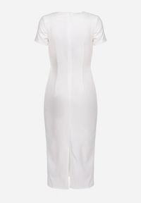 Born2be - Biała Taliowana Koktajlowa Sukienka z Wiskozą i Rozcięciem z Tyłu Castorea. Okazja: na co dzień. Kolor: biały. Materiał: wiskoza. Długość rękawa: krótki rękaw. Styl: wizytowy #6