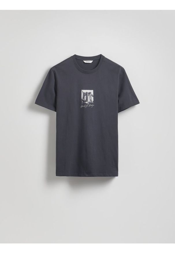Reserved - T-shirt regular z nadrukiem - ciemnoszary. Kolor: szary. Materiał: dzianina, bawełna. Wzór: nadruk