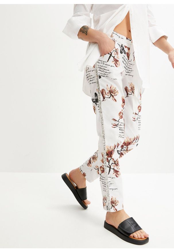 bonprix - Spodnie twillowe z elastycznego materiału z bawełną. Kolor: biały. Materiał: materiał, bawełna. Wzór: nadruk