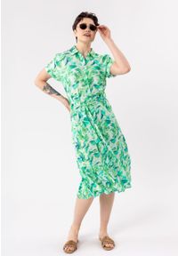 Volcano - Zielona, długa sukienka G-AMSTEL. Typ kołnierza: kołnierzyk klasyczny. Kolor: zielony. Materiał: wiskoza, materiał. Długość rękawa: krótki rękaw. Sezon: lato. Typ sukienki: szmizjerki. Styl: klasyczny. Długość: maxi #1