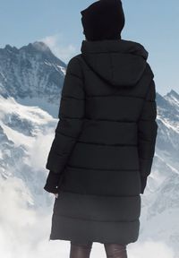 Born2be - Czarna Długa Kurtka Zapinana na Suwak i Napy z Kapturem Tasperia. Okazja: na co dzień, do pracy, na spotkanie biznesowe. Typ kołnierza: kaptur. Kolor: czarny. Materiał: jeans. Długość rękawa: długi rękaw. Długość: długie. Styl: biznesowy, casual, elegancki #5