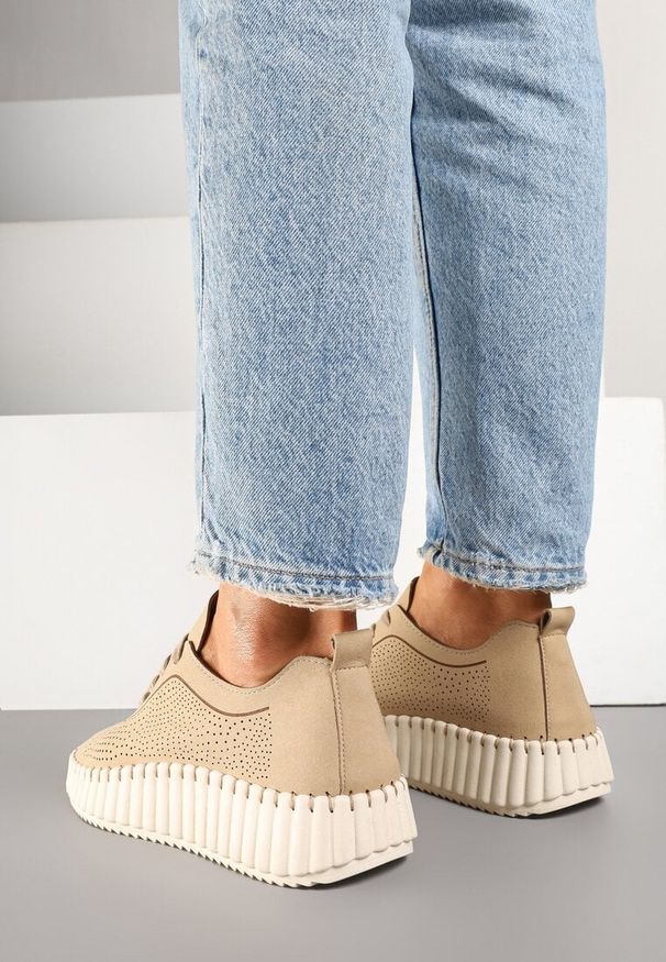 Renee - Beżowe Sneakersy na Tłoczonej Platformie z Ażurową Cholewką Ronfira. Kolor: beżowy. Szerokość cholewki: normalna. Wzór: ażurowy. Obcas: na platformie