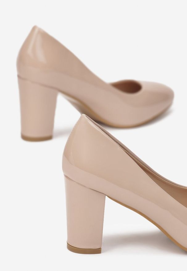 Born2be - Beżowe Czółenka Corena. Okazja: na imprezę. Zapięcie: bez zapięcia. Kolor: beżowy. Szerokość cholewki: normalna. Wysokość cholewki: przed kostkę. Materiał: lakier. Obcas: na obcasie. Styl: wizytowy, klasyczny, elegancki. Wysokość obcasa: średni