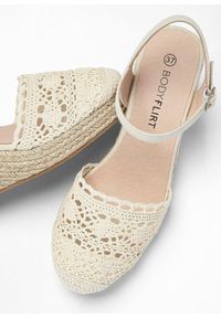 bonprix - Sandały na koturnie. Kolor: beżowy. Materiał: materiał, koronka. Wzór: koronka. Sezon: lato. Obcas: na koturnie #2