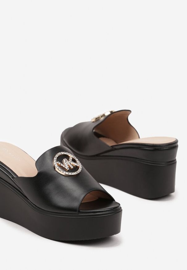 Born2be - Czarne Klapki na Koturnie z Aplikacją z Cyrkoniami Belinra. Okazja: na co dzień. Kolor: czarny. Materiał: jeans. Wzór: aplikacja. Obcas: na koturnie. Styl: elegancki, casual