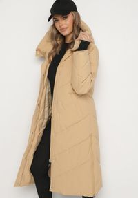 Born2be - Ciemnobeżowa Kurtka Pikowana o Długim Fasonie z Nieodpinanym Kapturem i Kieszeniami Nerilani. Okazja: na co dzień, na spacer. Kolor: beżowy. Materiał: skóra. Długość: długie. Sezon: zima. Styl: casual, elegancki #3