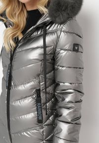 Born2be - Srebrna Pikowana Kurtka z Kapturem Ozdobionym Futerkiem Kavenna. Typ kołnierza: kaptur. Kolor: srebrny. Materiał: futro. Wzór: aplikacja #5