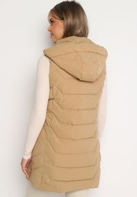 Born2be - Jasnobeżowa Pikowana Kamizelka z Odpinanym Kapturem na Suwak Wykończona Sznurkami Zeneria. Okazja: na co dzień. Kolor: beżowy. Styl: casual, elegancki #2