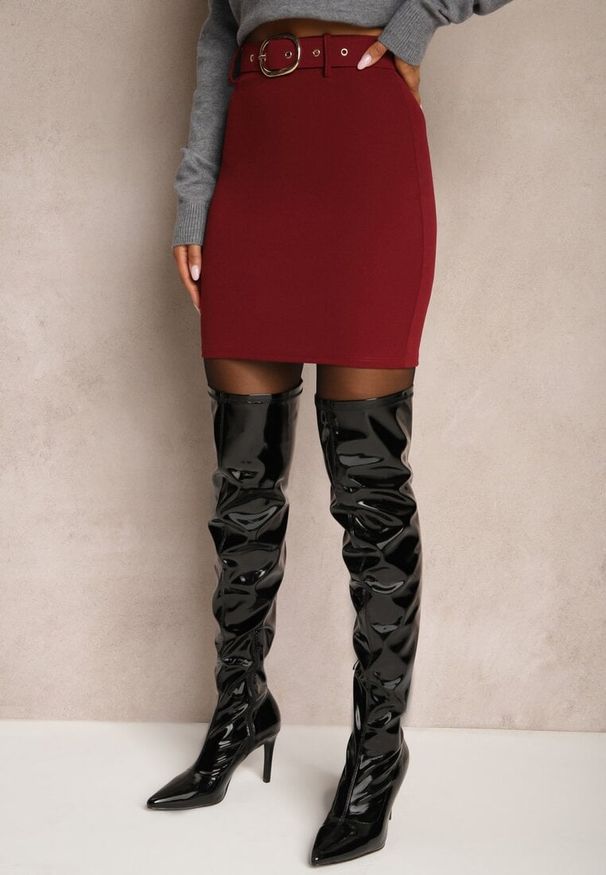 Renee - Bordowa Spódnica Ołówkowa High Waist Ozdobiona Paskiem z Metaliczną Klamrą Avarie. Stan: podwyższony. Kolor: czerwony. Materiał: dzianina. Wzór: aplikacja