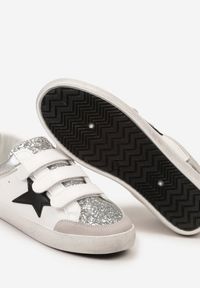 Born2be - Srebrno-Białe Sneakersy na Rzepy ze Zdobieniami z Brokatu Mappe. Nosek buta: okrągły. Zapięcie: rzepy. Kolor: srebrny. Materiał: materiał. Wzór: aplikacja. Obcas: na obcasie. Wysokość obcasa: niski #6