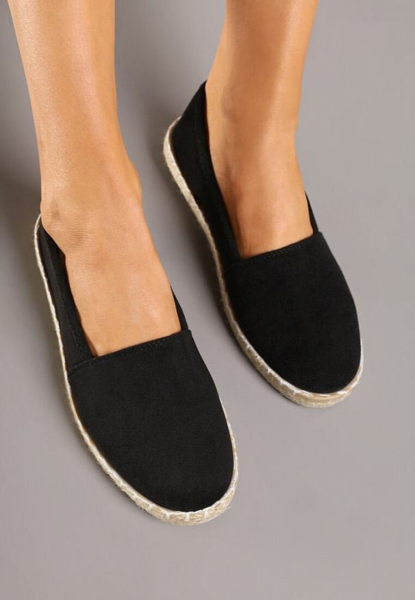 Renee - Czarne Espadryle Vices na Podeszwie Zdobionej Plecionką Sesoriela. Okazja: na co dzień. Zapięcie: bez zapięcia. Kolor: czarny. Materiał: jeans. Wzór: aplikacja. Sezon: lato, wiosna. Styl: casual