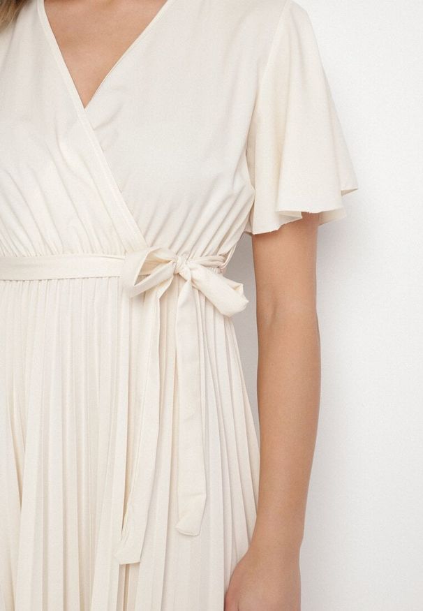 Born2be - Jasnobeżowa Sukienka Plisowana z Dekoltem w V z Paskiem w Talii Zolseki. Okazja: na co dzień. Kolor: beżowy. Styl: klasyczny, casual