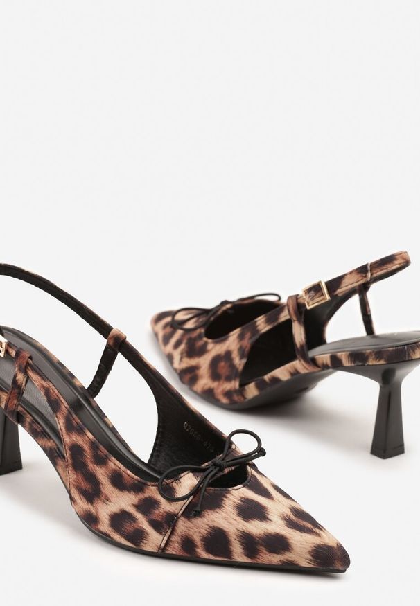 Renee - Panterkowe Sandały Vices z Kokardką Terozia. Okazja: na randkę, na co dzień. Materiał: jeans, lakier. Obcas: na obcasie. Styl: elegancki, casual, klasyczny. Wysokość obcasa: średni