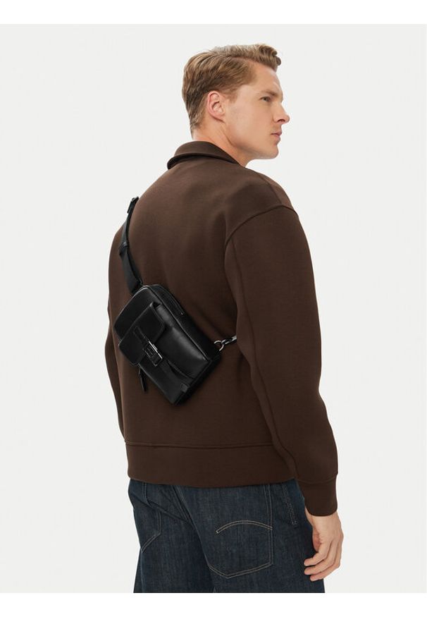 Calvin Klein Saszetka Emblem Hw Sling LV04D3507G Czarny. Kolor: czarny. Materiał: skóra