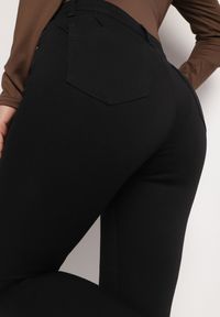 Born2be - Czarne Dopasowane Jeansy z Bawełną Push Up z Wysokim Stanem Torsha. Okazja: na co dzień. Stan: podwyższony. Kolor: czarny. Styl: wizytowy, elegancki, casual