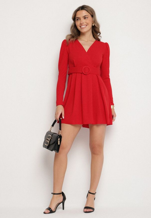 Born2be - Czerwona Sukienka Rozkloszowana z Ozdobnym Paskiem Evilevi. Okazja: na spotkanie biznesowe. Typ kołnierza: dekolt w kształcie V. Kolor: czerwony. Długość rękawa: długi rękaw. Styl: biznesowy, klasyczny