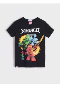 Sinsay - Koszulka Ninjago - czarny. Kolor: czarny. Materiał: bawełna. Długość rękawa: krótki rękaw. Długość: krótkie. Wzór: nadruk #1