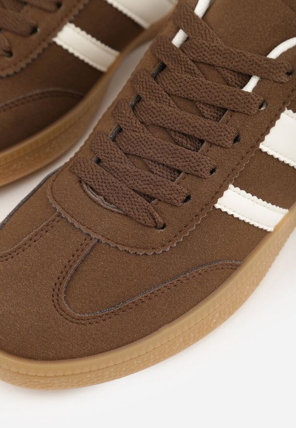 Renee - Brązowe Sneakersy Typu Tenisówki Ozdobione Paskami po Bokach Fefia. Okazja: na co dzień. Zapięcie: pasek. Kolor: brązowy. Materiał: jeans. Wzór: aplikacja. Sezon: wiosna