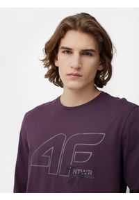 4f - Longsleeve regular z nadrukiem męski. Kolor: czerwony. Materiał: bawełna, elastan. Długość rękawa: długi rękaw. Wzór: nadruk #2