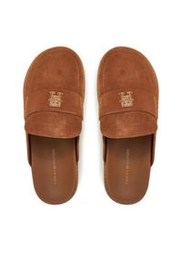 TOMMY HILFIGER - Tommy Hilfiger Klapki Suede Closed Toe Mule FW0FW08583 Brązowy. Kolor: brązowy. Materiał: zamsz, skóra