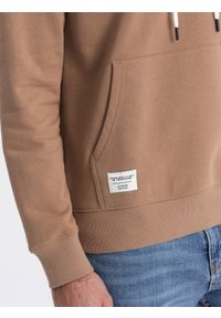 Ombre Clothing - Męska bluza dresowa kangurka z kapturem - brązowa V2 OM-SSBN-0177 - L. Okazja: na co dzień. Typ kołnierza: kaptur. Kolor: brązowy. Materiał: dresówka. Wzór: aplikacja. Styl: klasyczny, casual #3