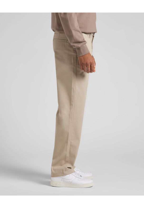 Lee - LEE MĘSKIE SPODNIE MATERIAŁOWE LEE RELAXED CHINO STONE L70XTY58 112145506. Materiał: materiał