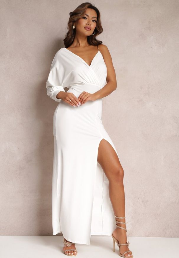 Renee - Biała Asymetryczna Sukienka z Gumką w Pasie i Łańcuszkiem Przy Ramieniu Jisse. Kolor: biały. Materiał: wiskoza. Typ sukienki: asymetryczne