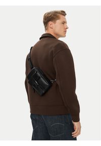 Calvin Klein Saszetka Emblem Hw Sling LV04D3507G Czarny. Kolor: czarny. Materiał: skóra #1