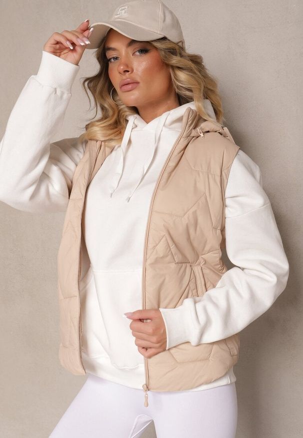 Renee - Ciemnobeżowa Pikowana Kamizelka z Odpinanym Kapturem Falidi. Okazja: na spacer, na co dzień. Typ kołnierza: kaptur. Kolor: beżowy. Materiał: jeans. Styl: elegancki, casual