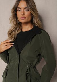 Renee - Ciemnozielona Dwustronna Kurtka w Stylu Parki Wykończona przy Rękawach Guzikami Mivatra. Okazja: na co dzień. Kolor: zielony. Materiał: jeans, wełna. Styl: casual, elegancki