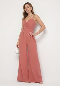 Born2be - Ciemnoróżowy Kombinezon z Trójkątnym Dekoltem na Cienkich Ramiączkach Iliantia. Okazja: na co dzień. Kolor: różowy. Długość rękawa: na ramiączkach. Długość: długie. Styl: casual #1