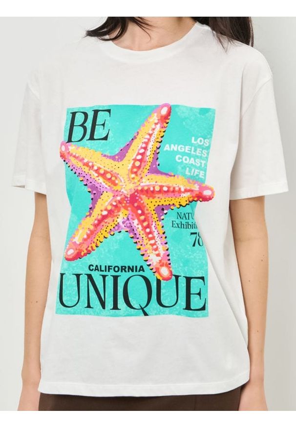 Sinsay - Bawełniana koszulka z nadrukiem - kremowy. Kolor: kremowy. Materiał: bawełna. Wzór: nadruk