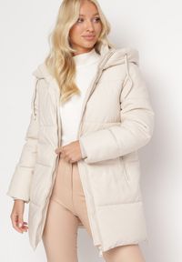 Born2be - Beżowa Kurtka z Szerokim Pikowaniem i Nieodpinanym Kapturem Fanja. Okazja: na co dzień. Kolor: beżowy. Materiał: dzianina, jeans. Długość rękawa: długi rękaw. Długość: długie. Sezon: zima, jesień. Styl: casual #2