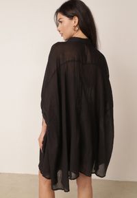 Born2be - Czarna Zwiewna Koszula Letnia Oversize z Bawełny o Nietoperzowym Kroju Canomela. Okazja: na co dzień. Kolor: czarny. Materiał: bawełna. Wzór: gładki. Sezon: lato. Styl: elegancki, casual #3