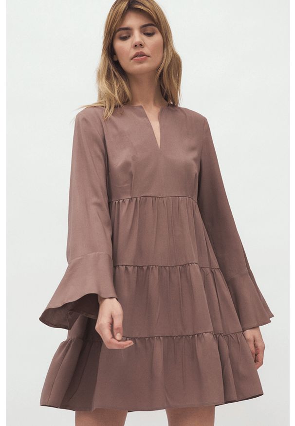 Nife - Sukienka wiskozowa w kolorze mocca z falbaną w stylu boho. Materiał: wiskoza. Styl: boho