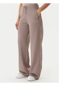Guess Spodnie dresowe V5BB12 KCX22 Beżowy Wide Leg. Kolor: beżowy. Materiał: syntetyk #1