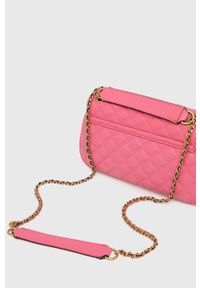 Guess torebka kolor różowy. Kolor: różowy. Materiał: pikowane. Rodzaj torebki: na ramię #2
