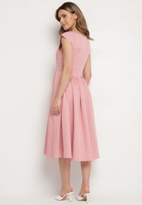 Born2be - Różowa Rozkloszowana Sukienka Vices z Dekoltem Typu Łódka Milasena. Okazja: na co dzień. Kolor: różowy. Materiał: jeans. Wzór: aplikacja. Typ sukienki: rozkloszowane. Styl: casual #6