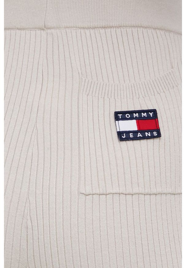 Tommy Jeans spodnie damskie kolor beżowy gładkie. Stan: podwyższony. Kolor: beżowy. Materiał: dzianina, materiał, wiskoza. Wzór: gładki