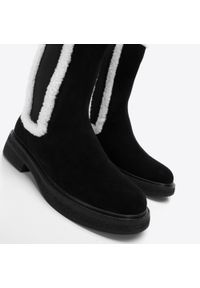 Wittchen - Damskie sztyblety zamszowe ze sztucznym kożuszkiem czarne. Nosek buta: okrągły. Kolor: czarny. Materiał: zamsz, skóra. Szerokość cholewki: normalna. Sezon: jesień, zima. Obcas: na platformie #3