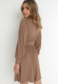 Born2be - Brązowa Sukienka Kopertowa Taliowana Maecenus. Okazja: na co dzień. Typ kołnierza: dekolt w serek. Kolor: brązowy. Materiał: wiskoza. Typ sukienki: kopertowe. Styl: casual, elegancki #6