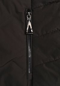 Born2be - Czarna Kurtka Przejściowa z Kapturem i Ozdobnym Pikowaniem Cilvessa. Okazja: na co dzień, na spacer. Typ kołnierza: kaptur. Kolor: czarny. Materiał: jeans, poliester. Styl: casual, klasyczny, elegancki #5