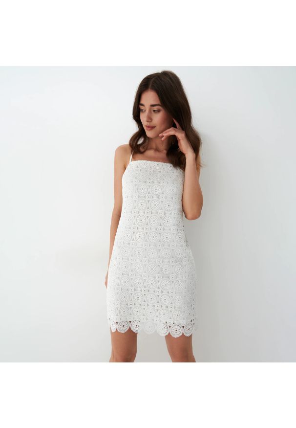 Mohito - Bawełniana sukienka z ażurowym wzorem - Biały. Kolor: biały. Materiał: bawełna. Wzór: ażurowy
